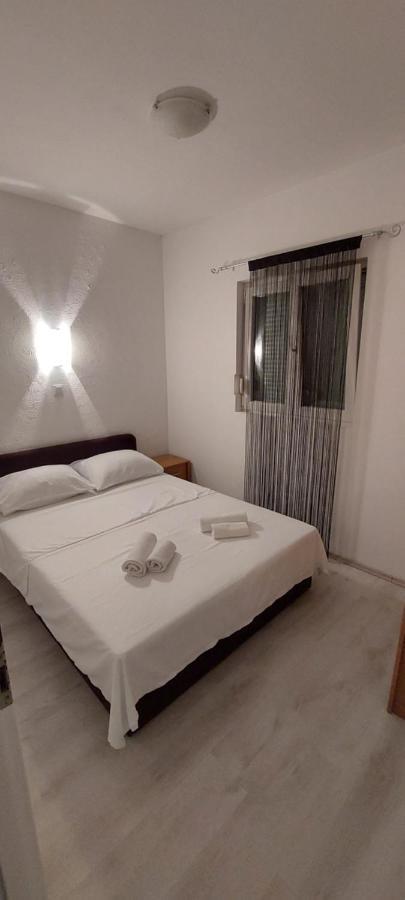 Apartmani Zana Pirovac Exterior foto
